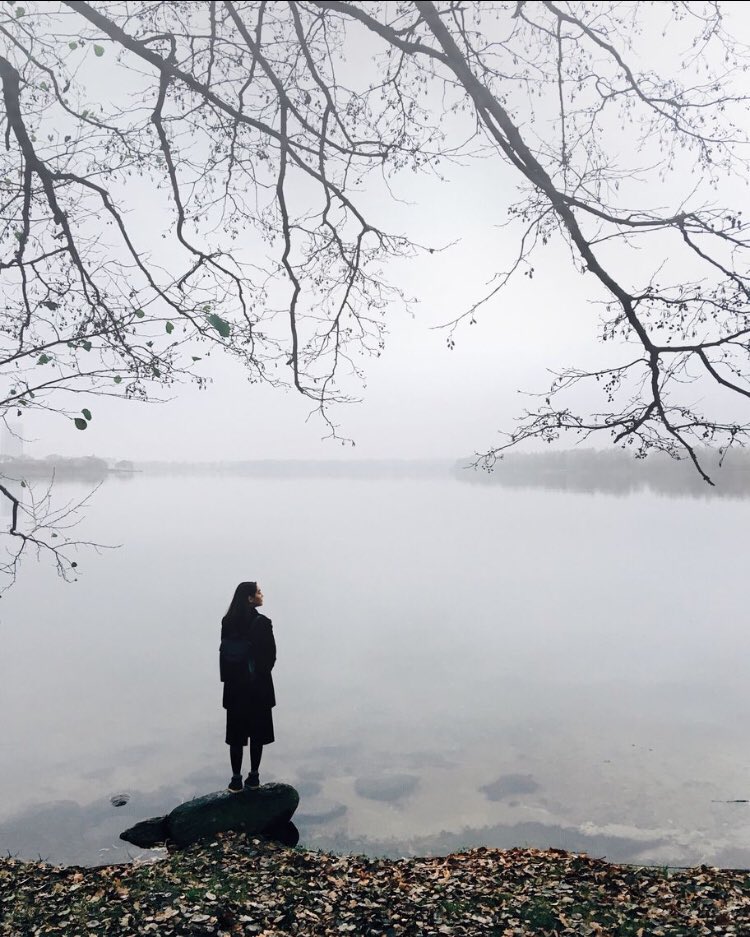 size değer vermeyen ve sizi anlamayan birine bir saniye bile ayırmayın. hayallerinizin peşinden koşun, insanların değil.