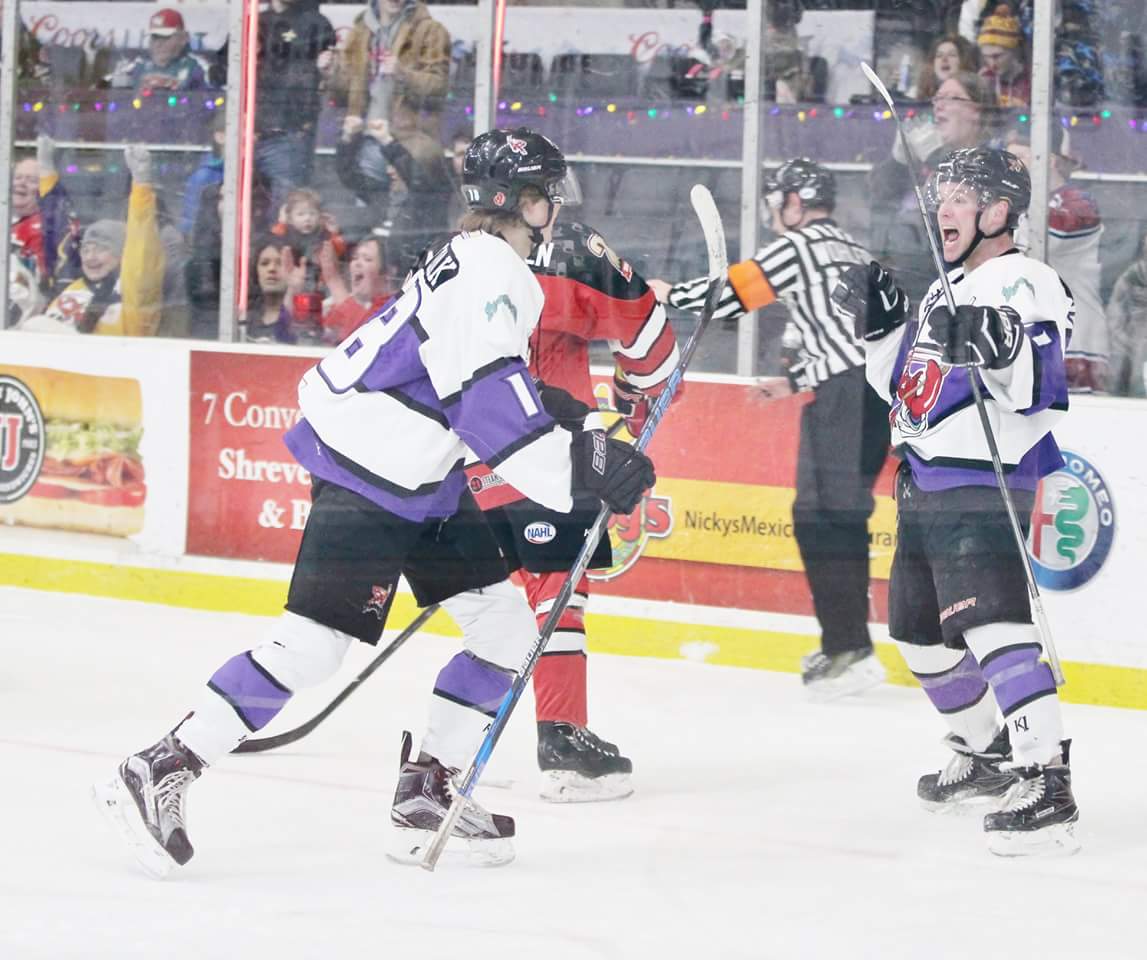 SimplySAwrap's tweet image. Shreveport Mudbugs goal by #21 Cam Cook against Corpus Christi on 2 January 2018. #geauxbugs #Hockey #IceHockey #NHL #NAHL #Mudbugs #mudbugshockey #Shreveport #Bossier #ClawsUp #GeorgesPond