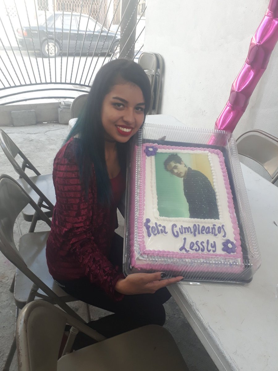 xlessslyx's tweet photo. Hoy es mi cumple, gustas un pedazo de pastel? @freddyleyva https://t.co/BNlmXb0TcL