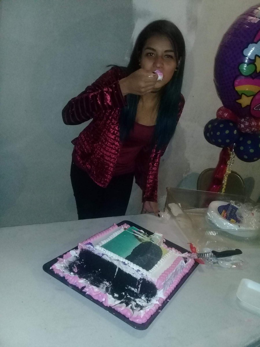 xlessslyx's tweet photo. Hoy es mi cumple, gustas un pedazo de pastel? @freddyleyva https://t.co/BNlmXb0TcL