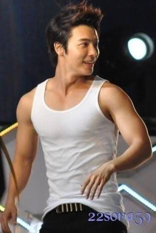 MuscleHMA2018's tweet photo. SUPERJUNIOR ドンへ
86line 176cm
素晴らしい胸筋の持ち主でご覧の通りくっそイケメンなのですがファンの間ではアホの子と呼ばれる天然ちゃんという笑いの神が降臨するギャップの持ち主です。 https://t.co/OQnBYLpTnC