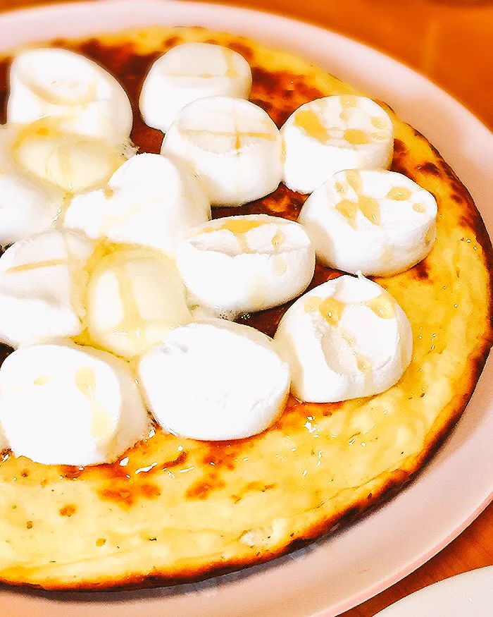 ホットケーキにマシュマロ乗せて、バターとはちみつかけたらもう背徳の味ww