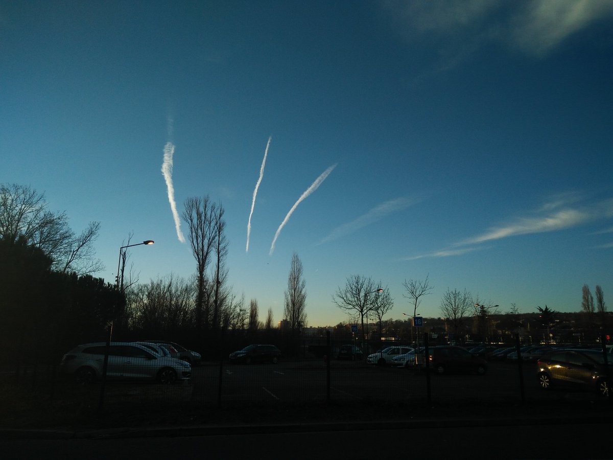 BeeDeeZ's tweet photo. No bro, it's not chemtrails, everything is normal on this planet!😂 #chemtrails #OPChemtrails @OpChemtrails @openyoureyes5k1 #vegan @CAchemtrails #France #chemicals #FakeNews #Cancer https://t.co/wYr5WQugIL