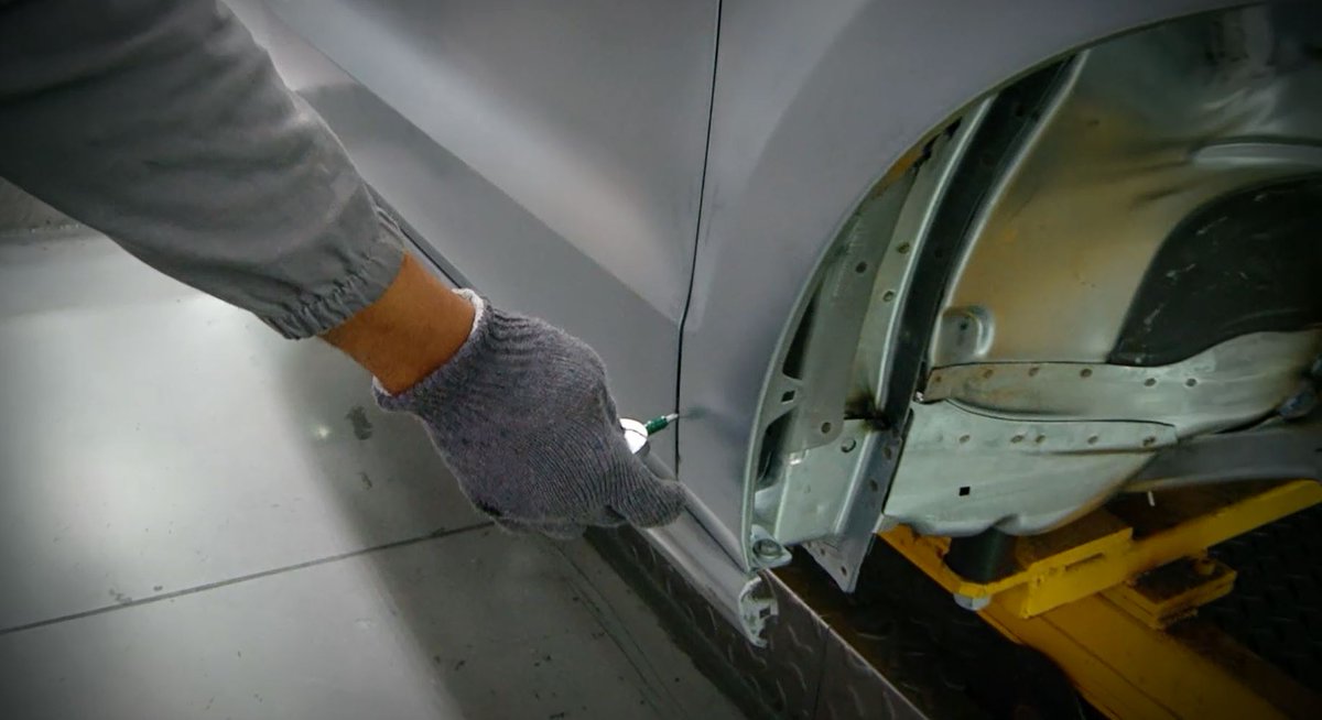VWGAnews's tweet photo. Did you know? The Body Shop at our Uitenhage factory has 4 in-line measuring stations and 6 quality gates to maintain the measurement and surface quality of the metal.
#DYK #FactoryFacts https://t.co/z16ZsU3qR8