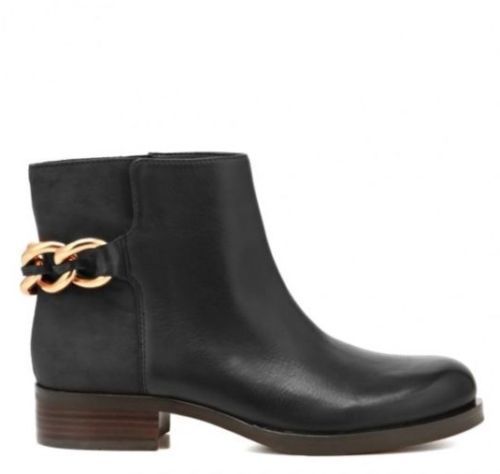 MimisLoft's tweet photo. We ADORE these #SamEdelman Leather #Chelsea Boots with their chunky gold chain 
https://t.co/kJxUUuapIP

#ankleboots #fashionweek #Shoegame #winterboots #ankleboot #chelseaboots #leather #shoeaddiction #shoegamestrong #WinterWonderland #winterready #bootobsessed #BootCamp https://t.co/I2rZYijI9t