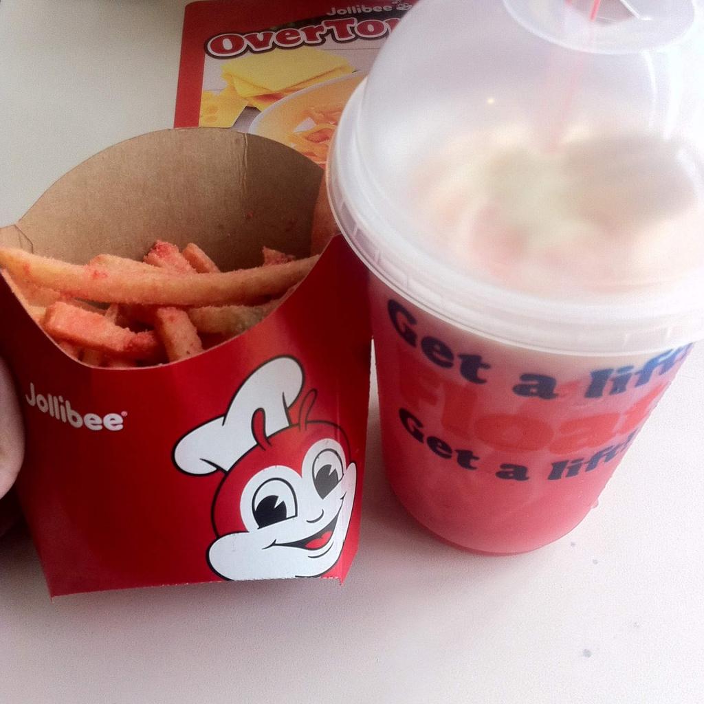CYM4NTHA's tweet photo. @RicciRivero06 Di mo kasi ako inalok bumili nalang ako ng sakin pero ishashare ko parin sayo ππππ dalan mo nalang ako sa sunday ah see uπ
#StrawberryFries
#StrawberryTeaFloat https://t.co/1gYoon4JjX