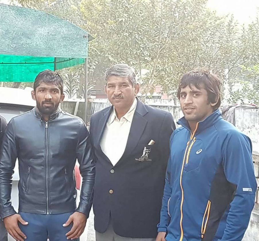 PuniaBajrang's tweet photo. *_✍🏻रिश्ता बहुत गहरा हो या न हो परन्तु भरोसा बहुत गहरा होना चाहिए।_*
*_"गुरु" वही श्रेष्ठ होता है, जिसकी प्रेरणा से किसी का चरित्र बदल जाए,_*
                       *और*
*_"मित्र" वही श्रेष्ठ होता है जिसकी संगत से रंगत बदल जाए।_* https://t.co/bMX69McoCq