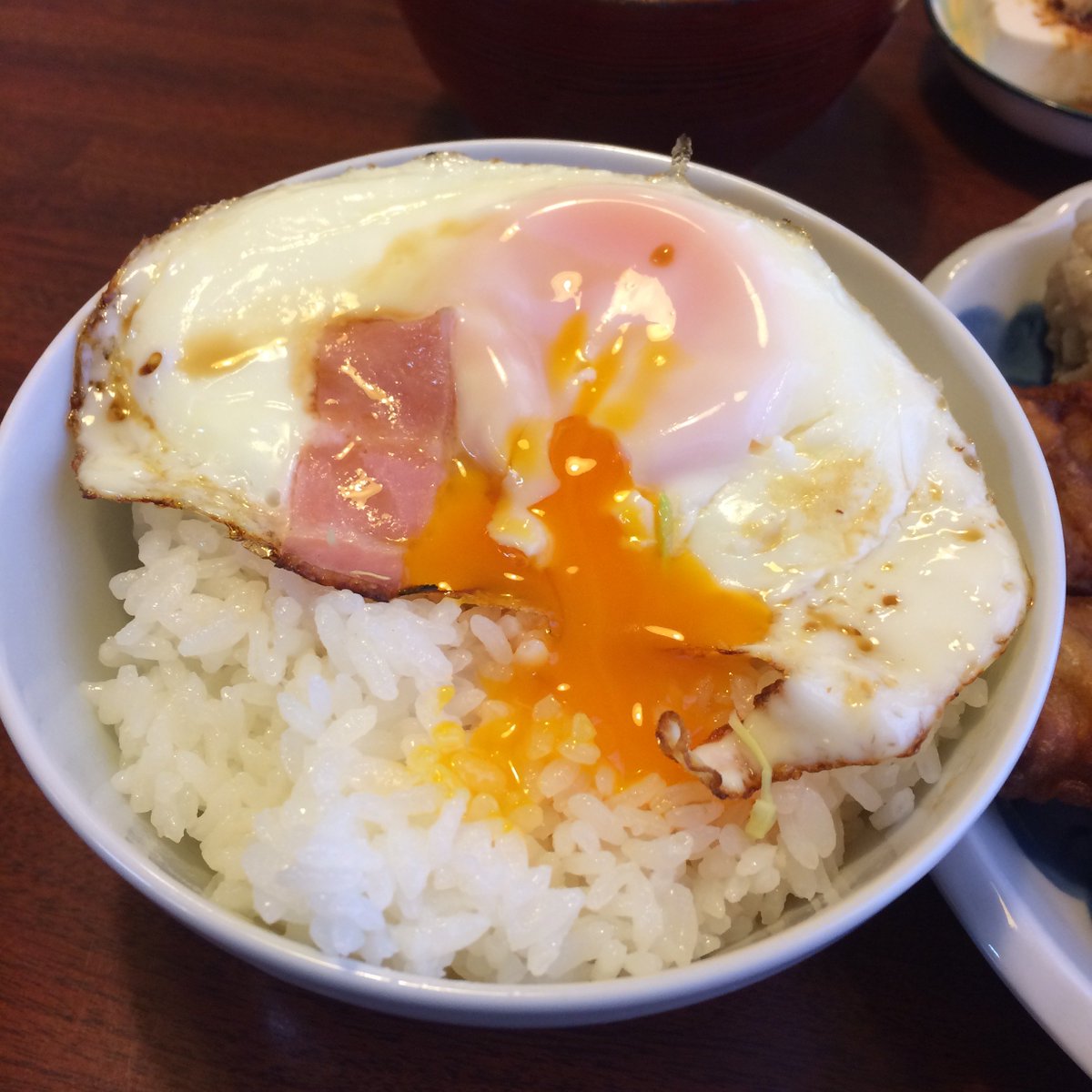 川口 克己 まだまだ辛抱 今年最初の押上飯は とんかつ つかさ の日替わり 700円 でスタート 鶏唐 ベーコンエッグ 焼売 赤ウインナーに別皿で冷奴 お味噌汁付き 目玉焼きの調味料には諸派ありますが 自分は基本醤油派 やわいのだったら迷わず 川口 克己 まだまだ辛抱 今年最初の押上飯は とんかつ つかさ の日替わり 700円 でスタート 鶏唐 ベーコンエッグ 焼売 赤ウインナーに別皿で冷奴 お味噌汁付き 目玉焼きの調味料には諸派ありますが 自分は基本醤油派 やわいのだったら迷わず