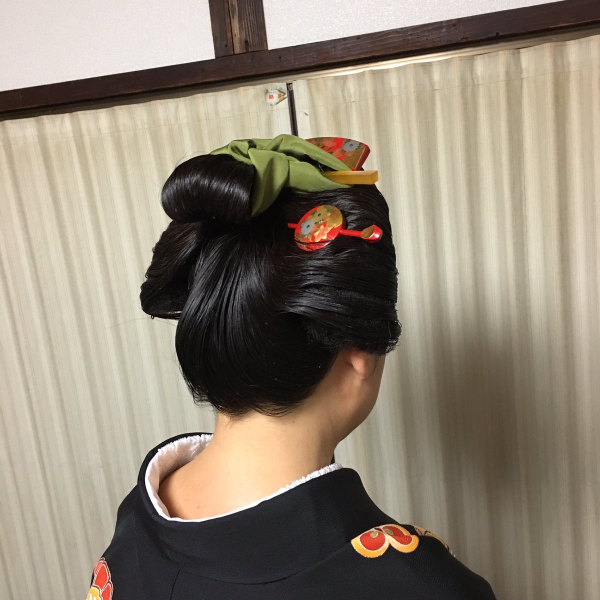 本日の日本髪。 根に手柄を巻いた 島田くずし♪ 黒地にふくら雀が