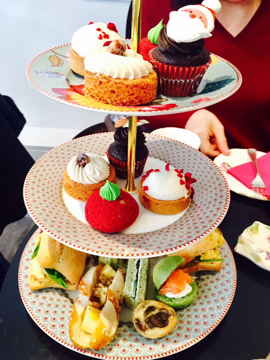 ジュリ En Twitter 新年早々 アフタヌーンティーを堪能しました ロンドン市内にあるb Bakeryというお店 フランス 人のパティシエらしく サンドイッチもスウィーツもかなりいける クリスマスの飾りつけも今週で終わり 正月の雰囲気全くなし ロンドン