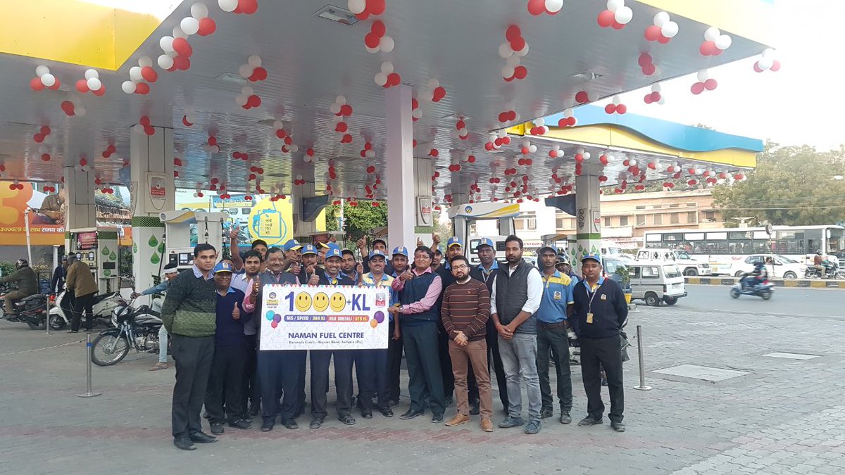 BPCL_Jodhpur's tweet photo. @BPCLRetail @bprajstate @PeethambarantT
Best way to start New year is to set a new milestone for self so as to keep u moving next year!! @NamanFuelCentre touched its Maiden 1000kl in Dec 17.. Kudos to the team &amp; Best wishes to reach newer heights in 2018 👍👍 https://t.co/JG5ZPkL9jl