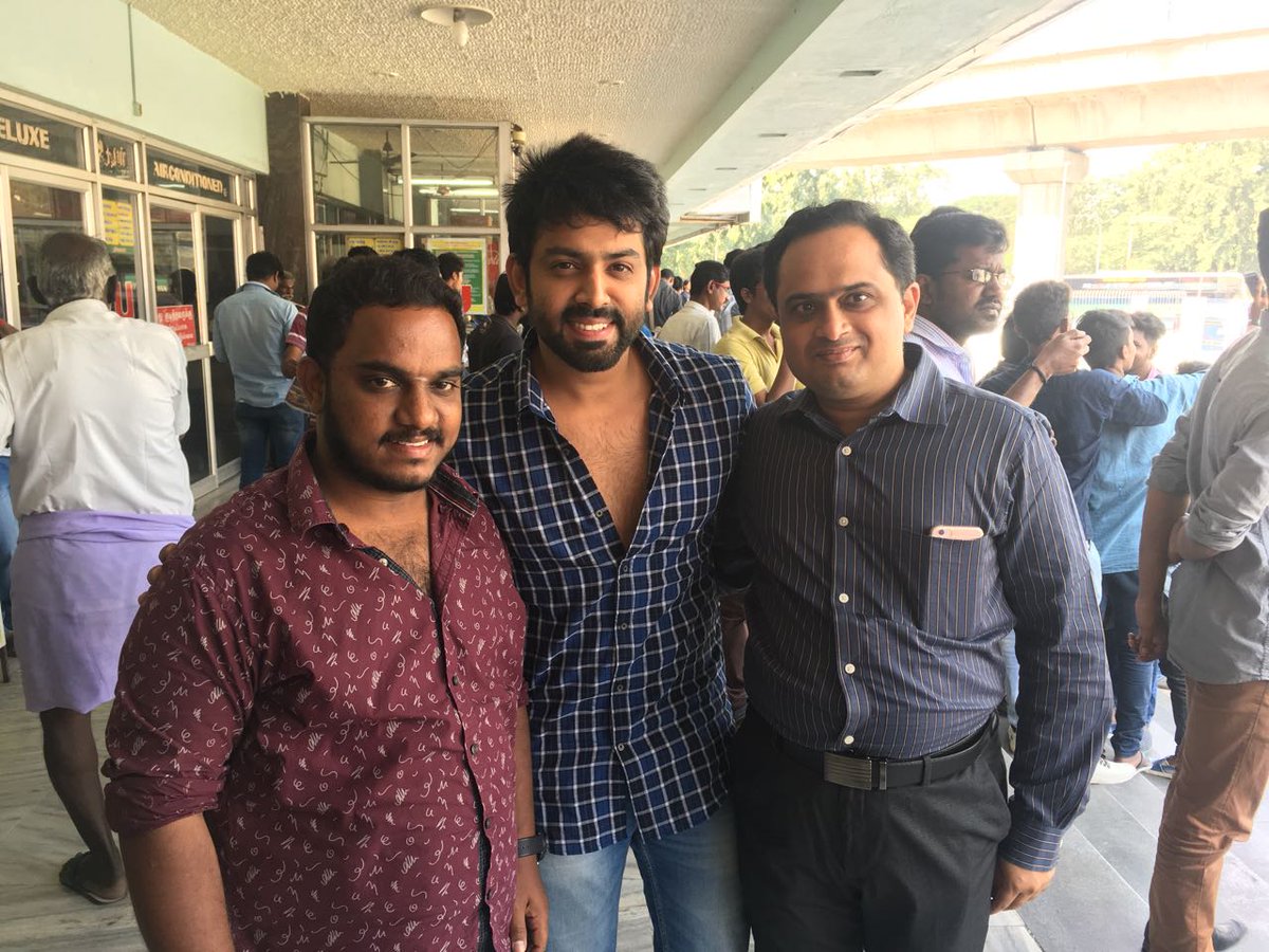 kalakkalcinema's tweet photo. Actor #RameezRaja Watch #VidhiMadhiUltaa with fans in #UdhayamTheatres
#Ultaa #VidhiMadhiUltaaFromToday @rameezraja_06 @jan_iyer @actorkaruna @AshwinVinayagam @gvprakash @KabilanVai @SonyMusicSouth https://t.co/WF1sPse9UG