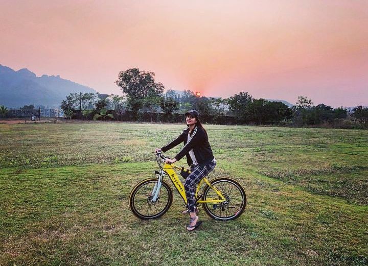 Fullonfilmy_'s tweet photo. Sonakshi Sinha enjoying cyclying and the sunset!💖😍
#FullonFilmy  

@sonakshisinha https://t.co/4HdaQE0YAj