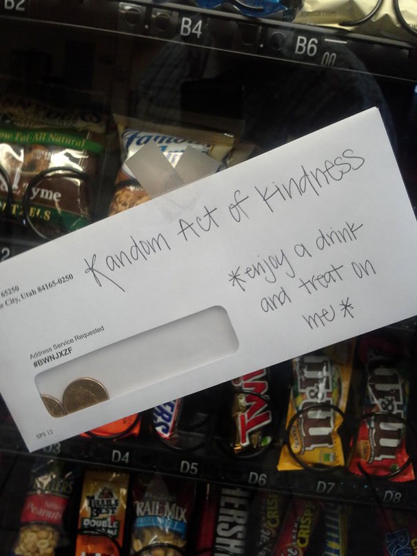 ordinaryheroes's tweet photo. A small gesture of kindness from #OrdinaryHeroes: on this vending machine’s glass someone left an envelope with some coins to offer a free snack to a stranger 😉
#Superpope https://t.co/6gLaYL9yYi