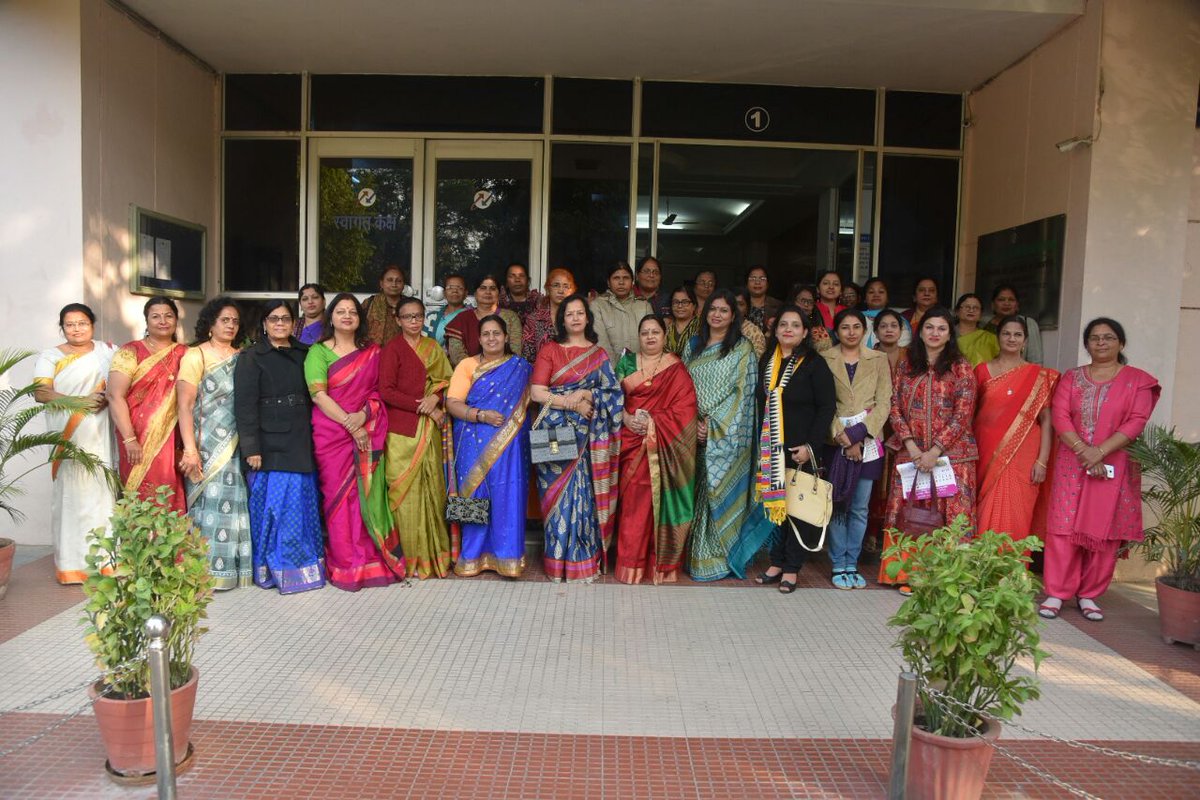 cgmbsnlmp's tweet image. म.प्र. दूरसंचार परिमंडल कार्यालय के सम्मेलन कक्ष में TWCO, नई दिल्ली की अध्यक्षा श्रीमती तृप्ति श्रीवास्तव एवं TWWO म.प्र. की प्रदेश अध्यक्षा श्रीमती अर्चना पाण्डेय द्वारा TWCO कैलेंडर 2018 का विमोचन किया गया।यह कार्यक्रम C.O नई दिल्ली सहित 25 परिमंडलों में 47 लोगों ने लाइव देखा|