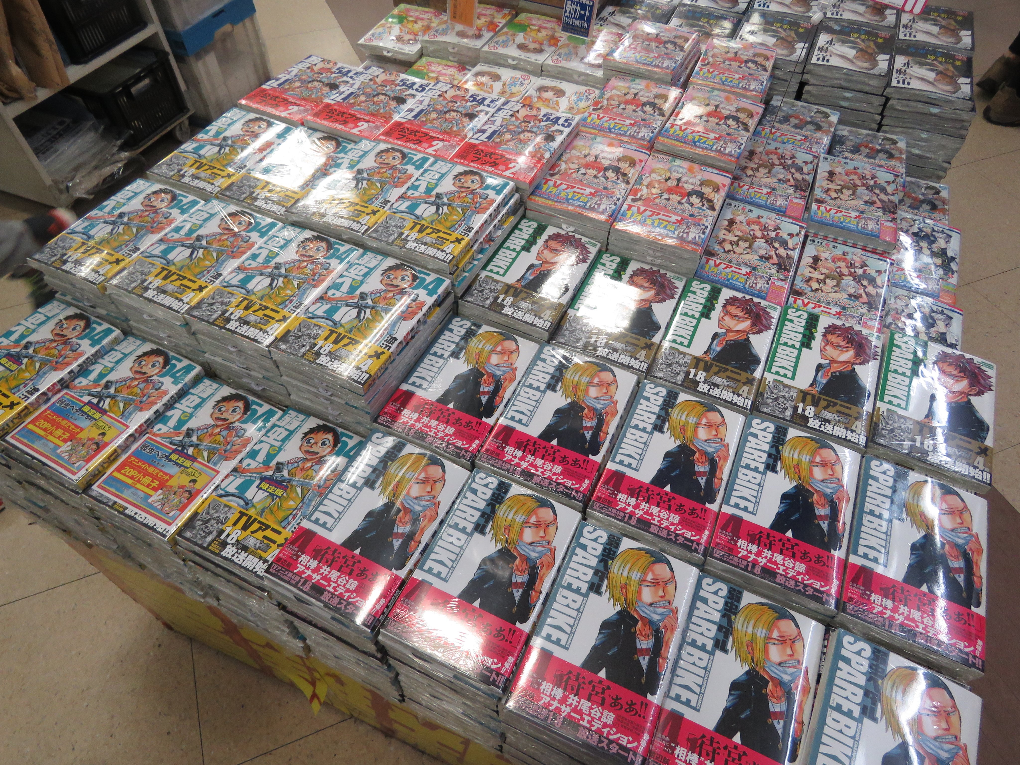 ট ইট র アニメイト大阪日本橋 圧巻 弱虫ペダル 3タイトル同時発売 すごいっしょ 弱虫ペダル54巻 弱虫ペダル54 5巻 公式ファンブックゥウ 弱虫ペダル Spare Bike4巻 54巻のアニメイト限定版には ページに及ぶ小冊子が