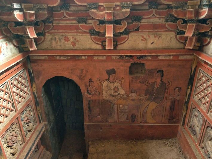 A Song Dynasty tomb with a fresco depicting a lavish family feast was discovered in the northern Chinese province of Shanxi during a house renovation.

buff.ly/2lVLvhP