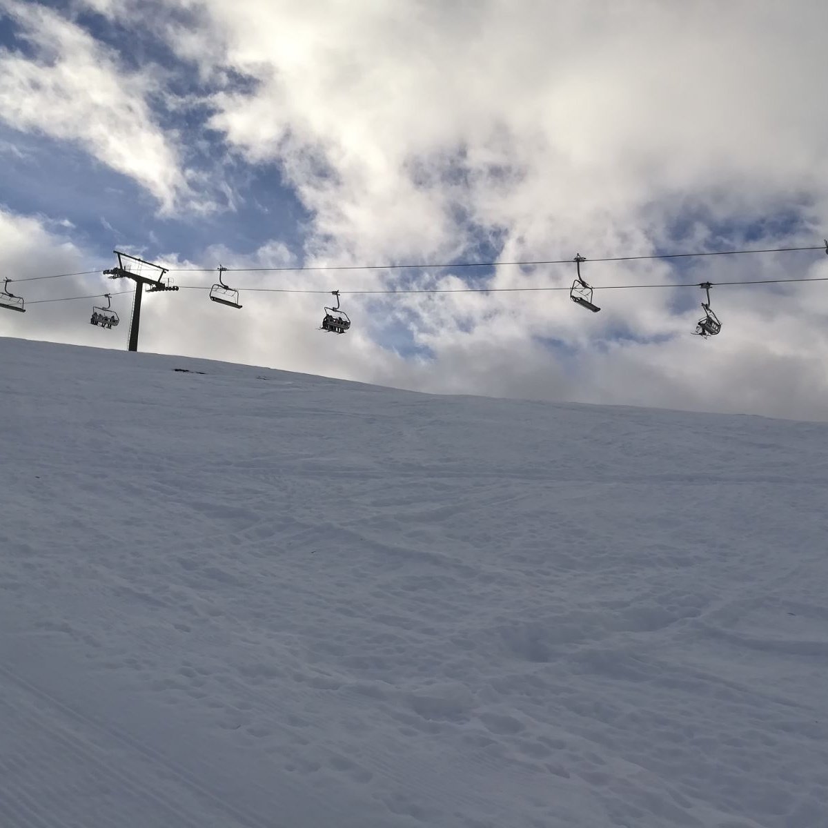 TOTIARAN's tweet photo. Buenos días y antes de irnos a la  #CabalgataDeReyes vamos a #pistas @baqueira_beret #buentiempo #vientomoderado 129 km esquiables @Val_dAran @MeteoAran https://t.co/XySmFGpD34