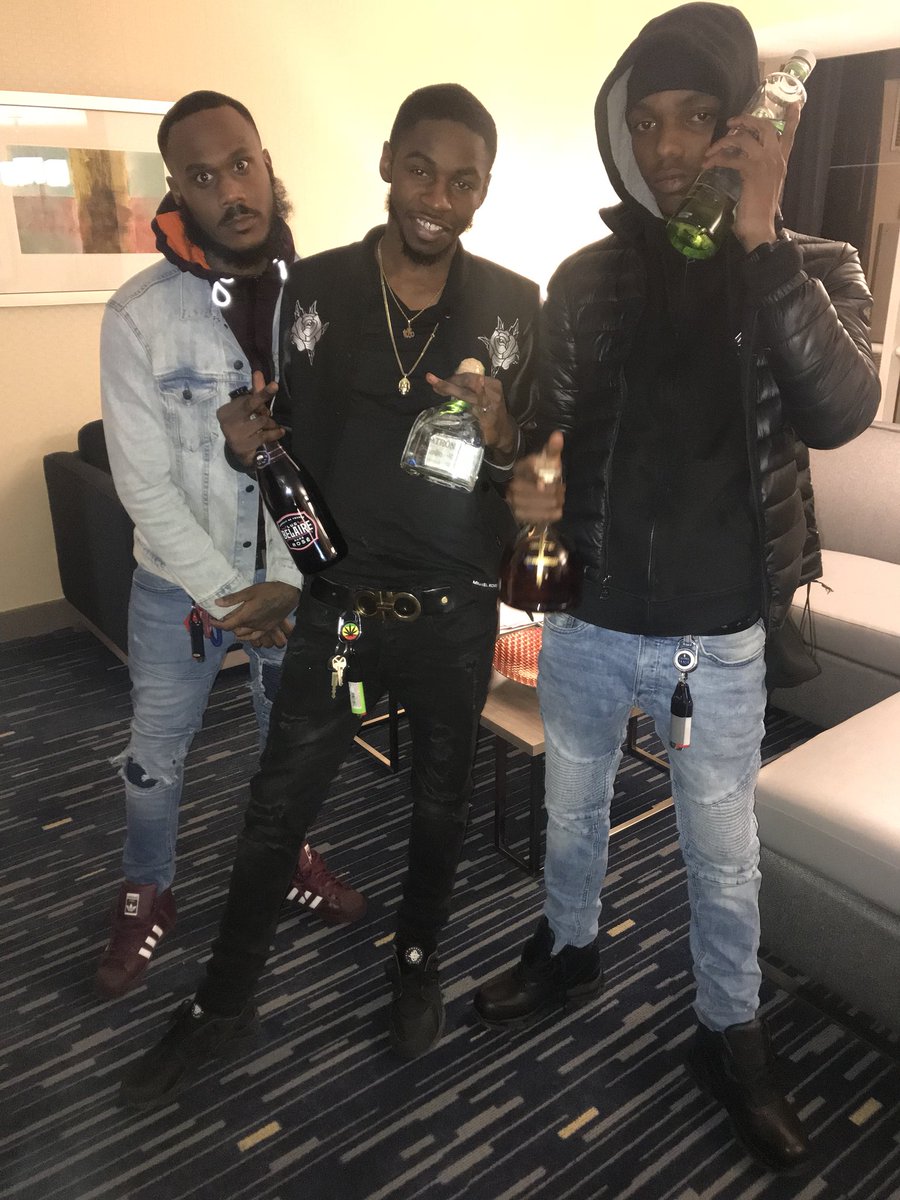 _SOSA_bay_bee's tweet photo. New years✨😂🤘🏾 &amp; naw we don’t know them chicks🤦🏾‍♂️ https://t.co/dthEx4A5bq