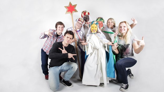 dkaaustria's tweet photo. "Sie gehören zum Neuen Jahr wie der Käse zum Raclette und der Glücks zum Bringer - es sind der Sternsinger" - reimt @PhilippHansa im Ö3 Wecker heute über seine royalen Studiogäste: Die Sternrapper/innen  aus Lembach, OÖ! Nachhören! #holyhit #stern18
https://t.co/TJqFJUtbMB https://t.co/vz59Qtyygt