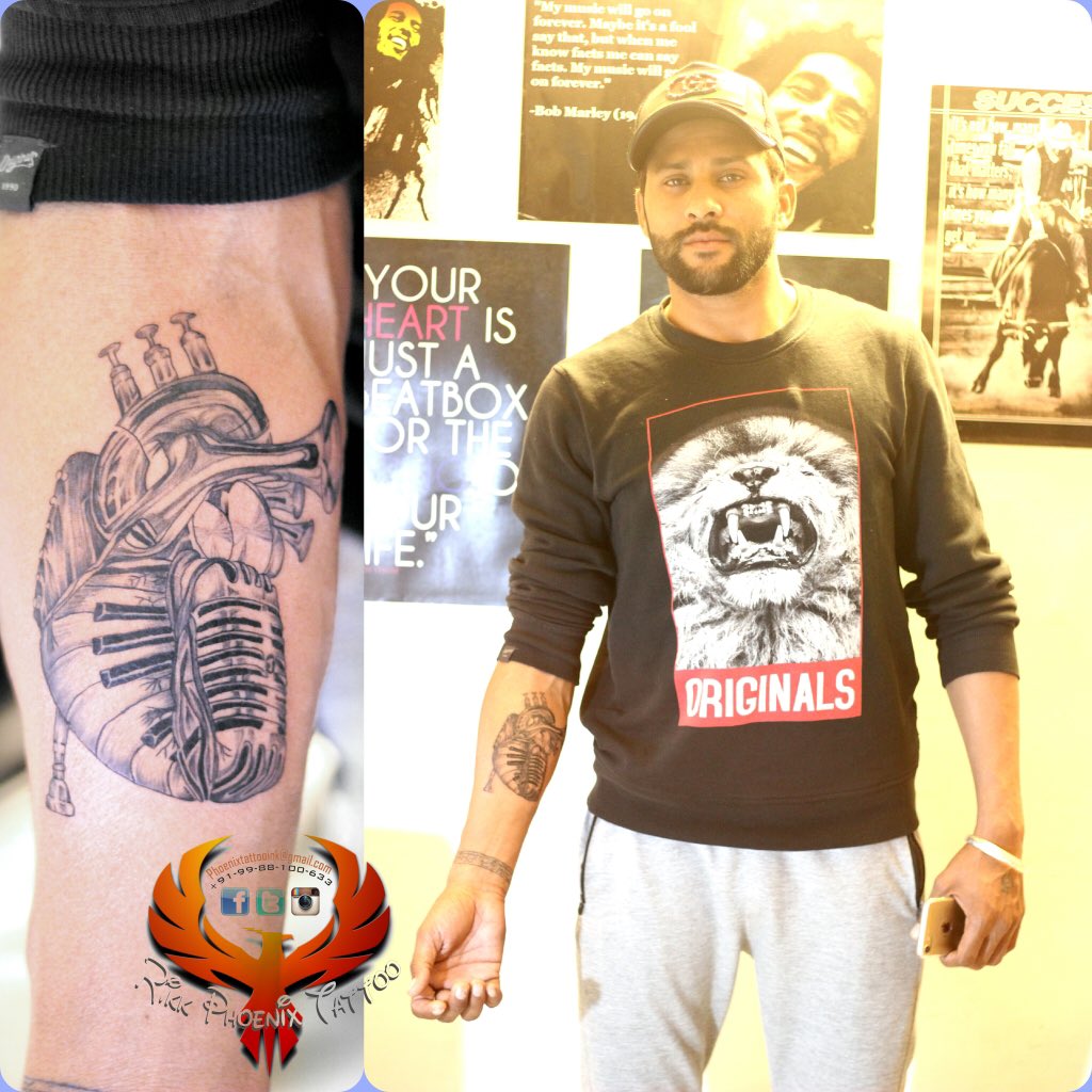 Sidhu Moose Walas father Balkaur Singh gets his sons face tattooed on his  arm video goes viral