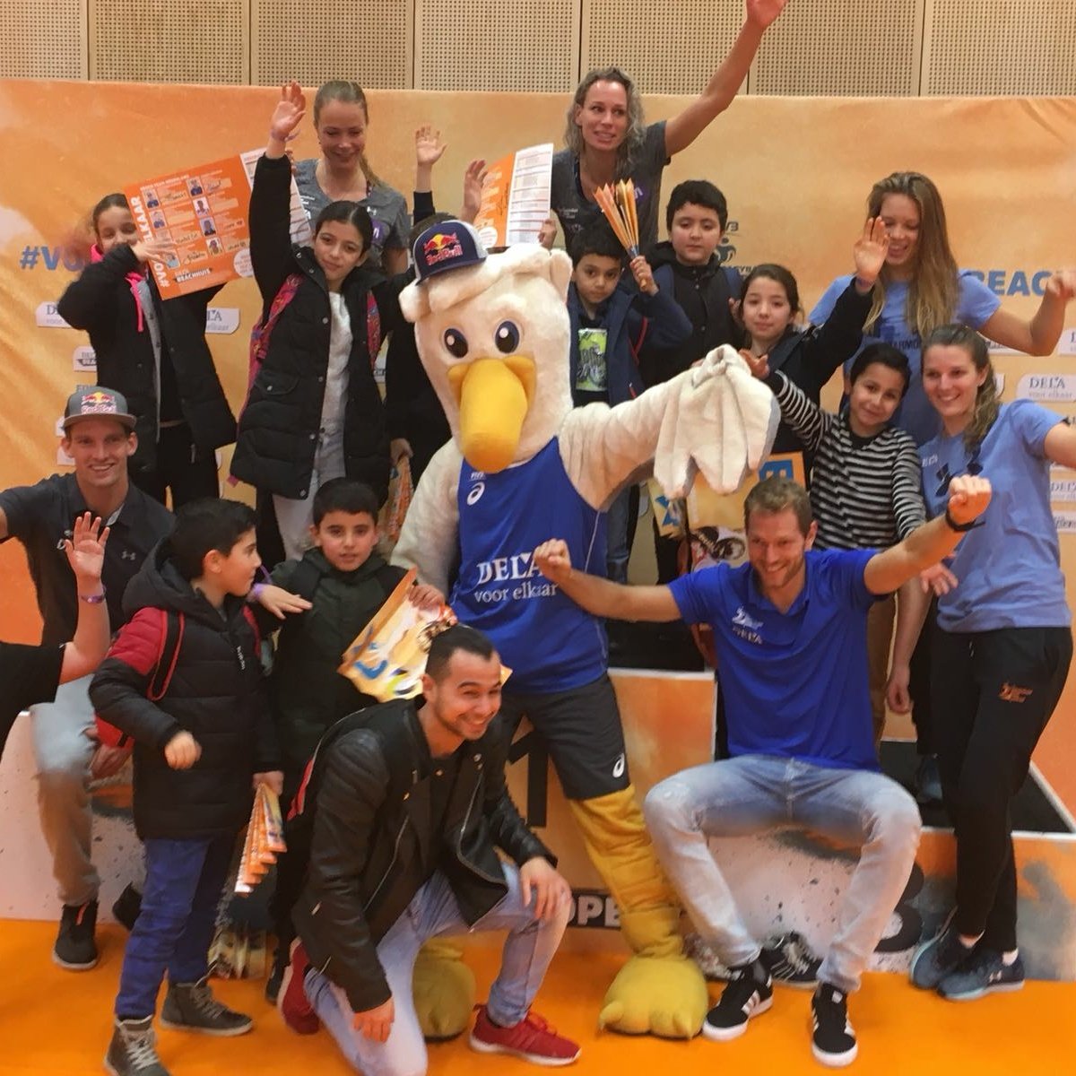 Handtekeningen scoren en op de foto met je favoriete spelers. Elke dag in het DELA Beachhuis! 👌

#DELABeachOpen #Voorelkaar