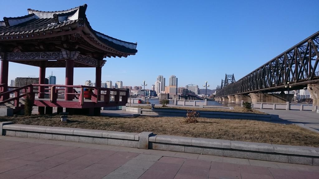中国の丹東市には国境があり北朝鮮のすぐそばまで行くことができる | asiazine