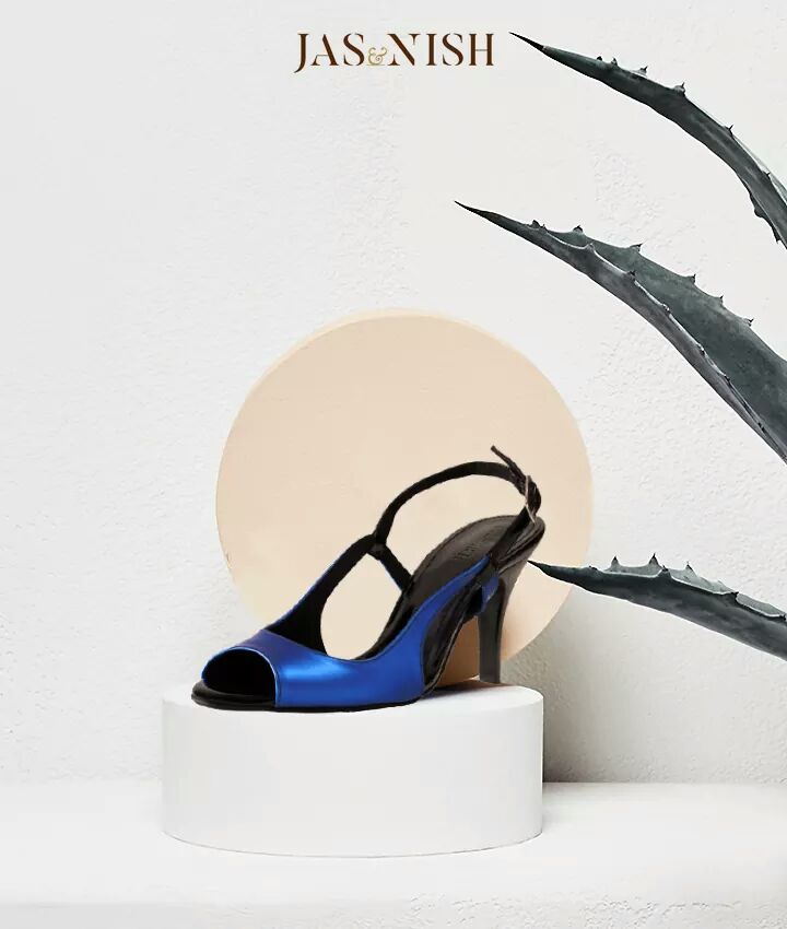 JasNishStudio's tweet photo. Nothing says "Hello New Year" like these blue stilettos from https://t.co/vEP4L7tT0r

#JasNish #HelloNewYear #Blues https://t.co/f99WWQn6af