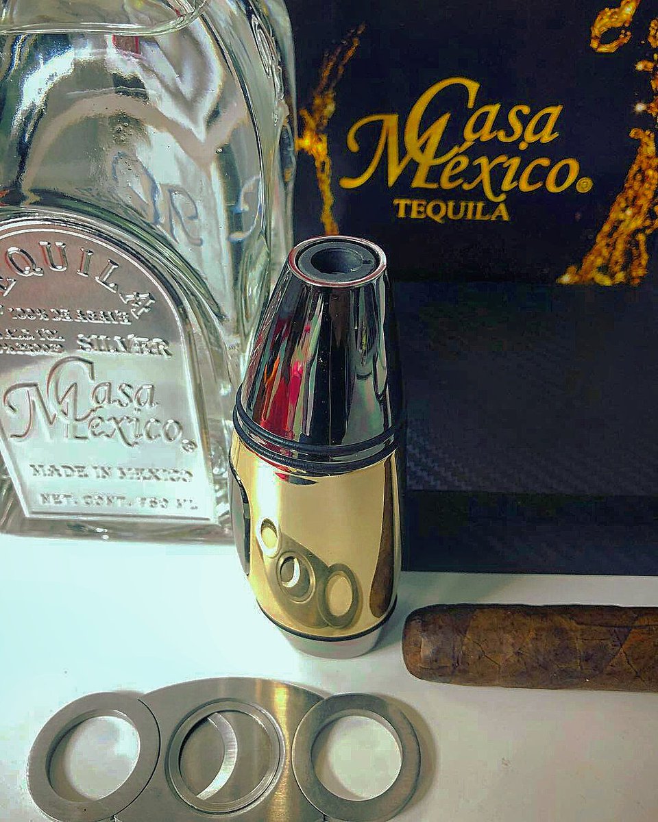 MartincdWfg's tweet photo. @Regranned from @cmtequila  -  2018 CM TEQ starter kit. Salud con #CasaMexicoTequila #ItsInTheTaste #casamexico #cmtequila #cmteq #tequila #salud #familia #mexico #sipresponsibly #happynewyear #felizañonuevo #2018 #CigarPorn #TequilaInfused #CigarLover #CigarLife https://t.co/wF1I7tjspS