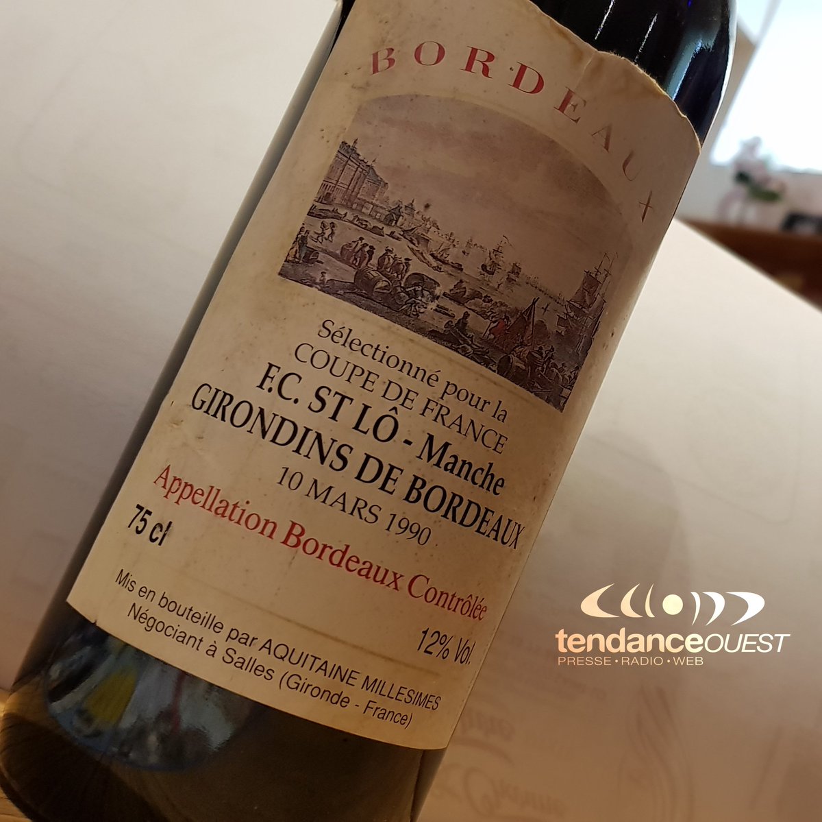 #Collector #CoupedeFrance En 1990 le #FCSaintLo #Manche affrontait les <a href="/girondins/">FC Girondins de Bordeaux</a> en 16° ! | #AllezSaintLo pour demain face à <a href="/FCMAuber/">FCM Aubervilliers</a> | Merci François pour la bouteille ;)