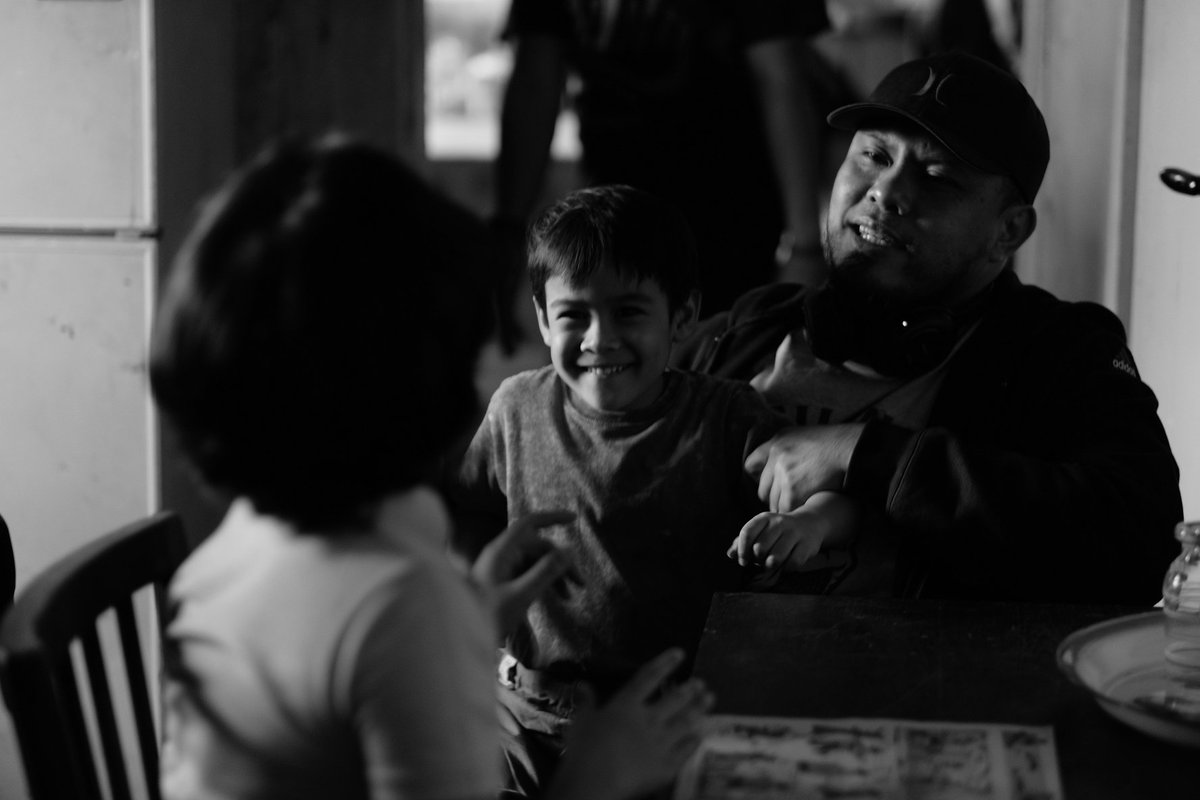 jokoanwar's tweet image. Jadi begitulah keseharian sutradara ketika suting. Setiap akan suting satu scene, dia harus sudah tau bagaimana dia akan syut, apa saja shot-nya. Informasikan ke kru. Jadi tidak selesai satu shot trus bingung mau bikin shot gimana lagi.