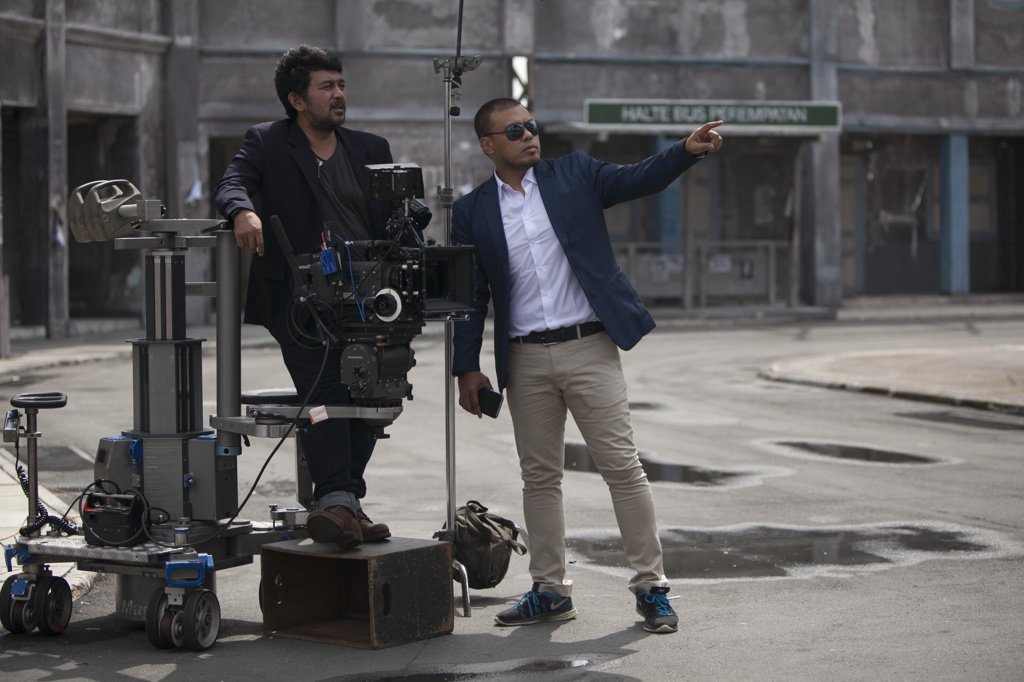 jokoanwar's tweet image. Jadi begitulah keseharian sutradara ketika suting. Setiap akan suting satu scene, dia harus sudah tau bagaimana dia akan syut, apa saja shot-nya. Informasikan ke kru. Jadi tidak selesai satu shot trus bingung mau bikin shot gimana lagi.