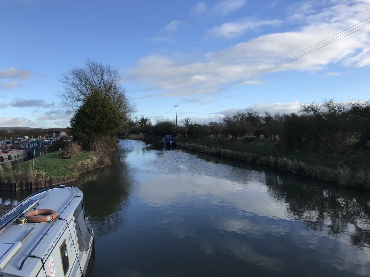 TheWessexRose's tweet photo. Pleasant sunny #winter afternoon at #DevizesMarina a bit cool but enjoying the blue sky and sunshine! #boatsthatweet #FridayFeeling #lovedevizes #KennetandAvon https://t.co/BoXxnKpX7Y