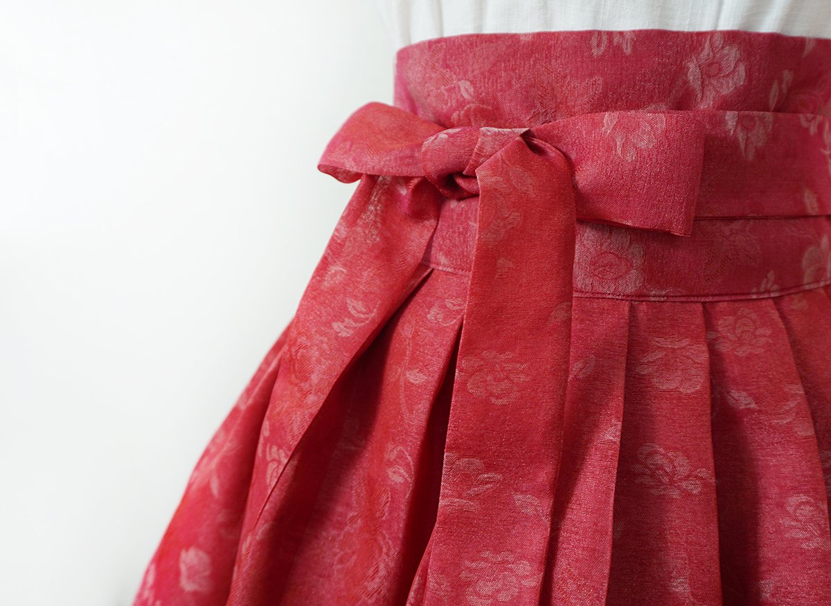 nareen_hanbok's tweet photo. 나린한복 새해맞이 신상업데이트 기념 RT이벤트:)  본 멘션을 RT해주시는 분 중 추첨을 통해 한분께 허리치마를 제작해드립니다!  당첨자발표는 2월 1일:) 많은 관심 부탁드려요💕 (치마선택 가능, 사이즈 맞춤제작)
인스타에서도 리그램 이벤트가 진행됩니다:) https://t.co/1Z3V2BMcTK