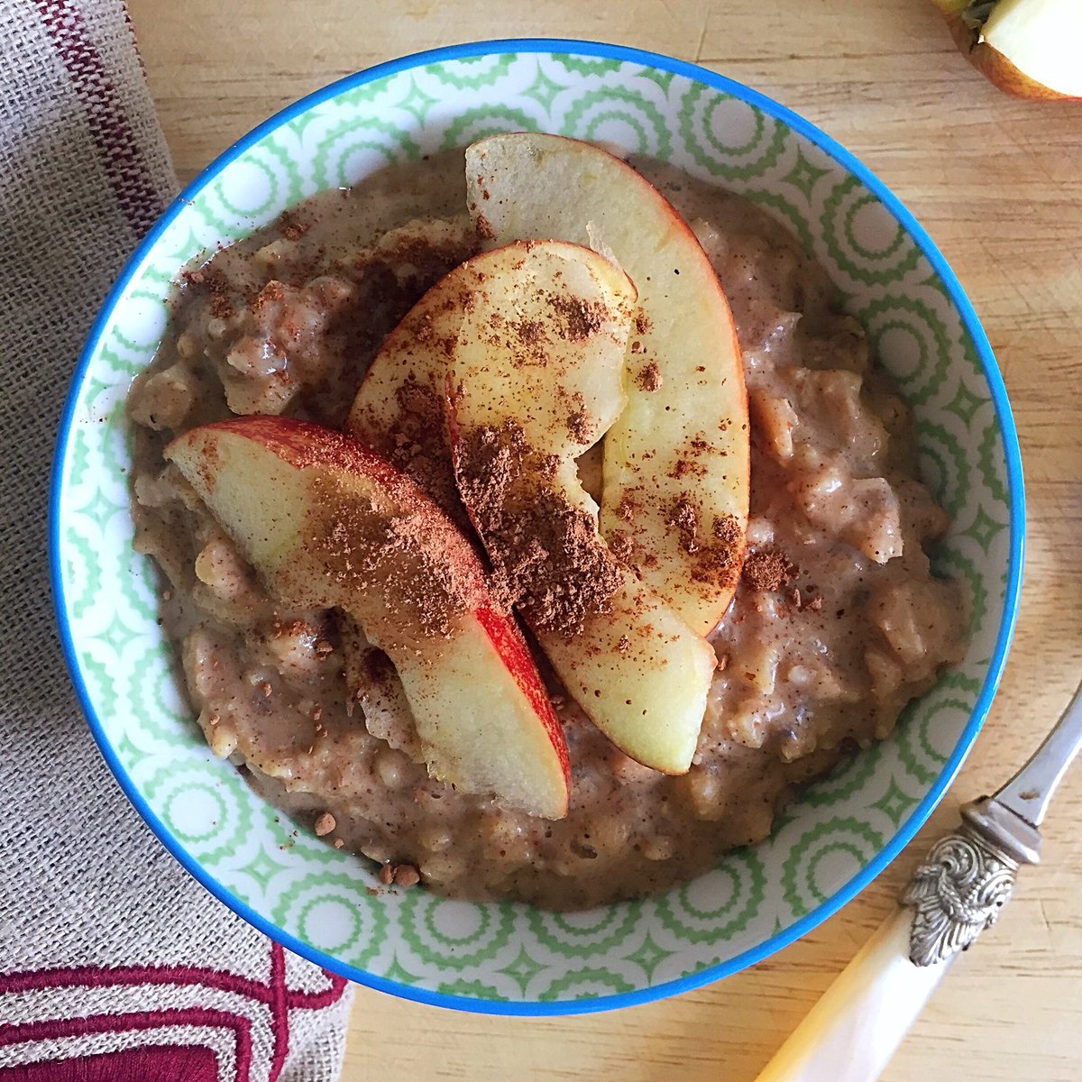 New recipe on my blog 🙌🏻  Cinnamon Apple Porridge topped with Almond butter on my blog. Link: karmenskitchn.com/breakfast/appl… #breakfast #Veganuary #vegan