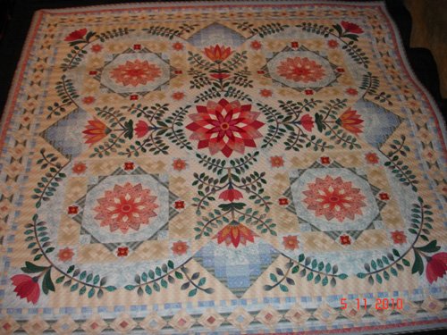 PatchworkTours's tweet image. Join me as I fly into San Antonia for 3 nights, see dazzling displays of hundreds of works of quilt art, hangings and wearable art, click for more at bit.ly/2lTHBG6 or call at 01332 905601