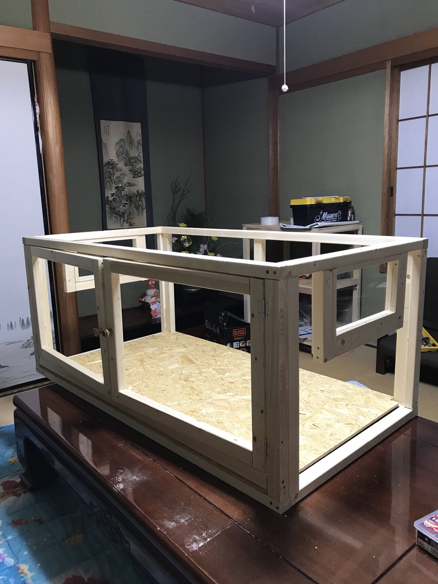 けんゆう Sur Twitter とりあえずここまでは問題なく順調にきました だんだんと慣れてきたのか頭の中で事前に構想できるようになったので少しは組むのが楽になってきました あと断熱材も入れてみたいと思います 自作ケージ 爬虫類
