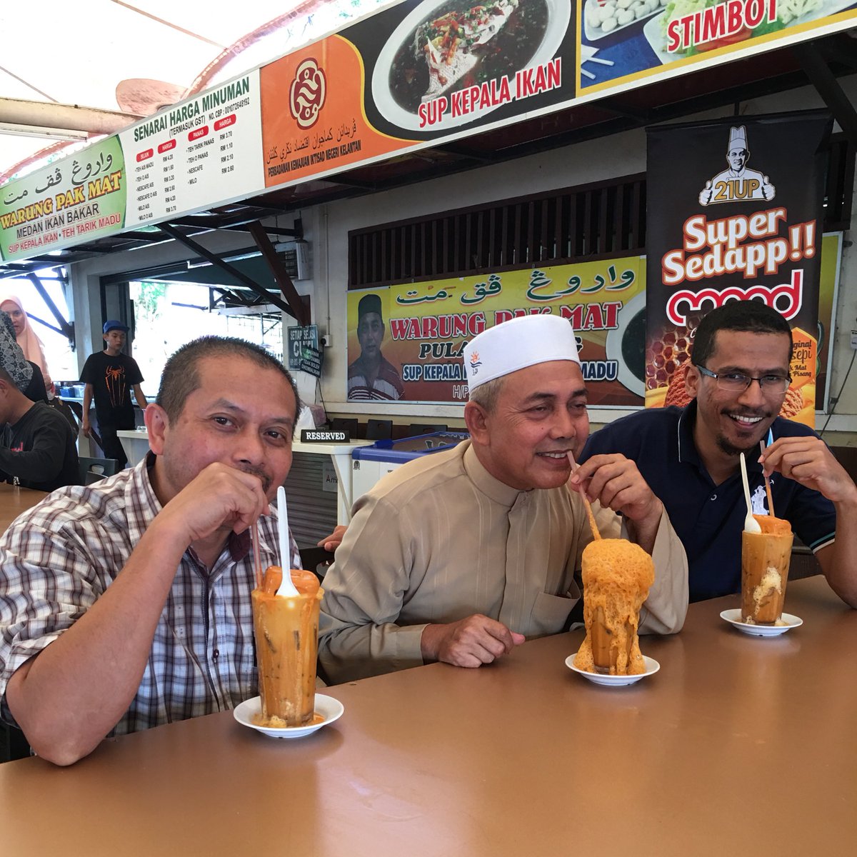 mustahapa's tweet photo. Warung Pak Mat Teh Madu akan menyertai #EmpayarMakanan @FAMA_Malaysia sempena #MAHA2018 nanti.
#AgrobazaarOnline https://t.co/M4rsYw6Usf