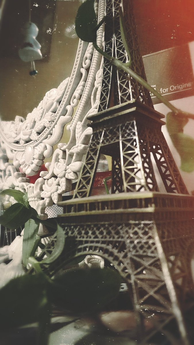 Azadaaa_'s tweet image. Absolutely lost in the world
But it's too hard to figure out
I'm completely lost and i worry
It's too late to find my way out