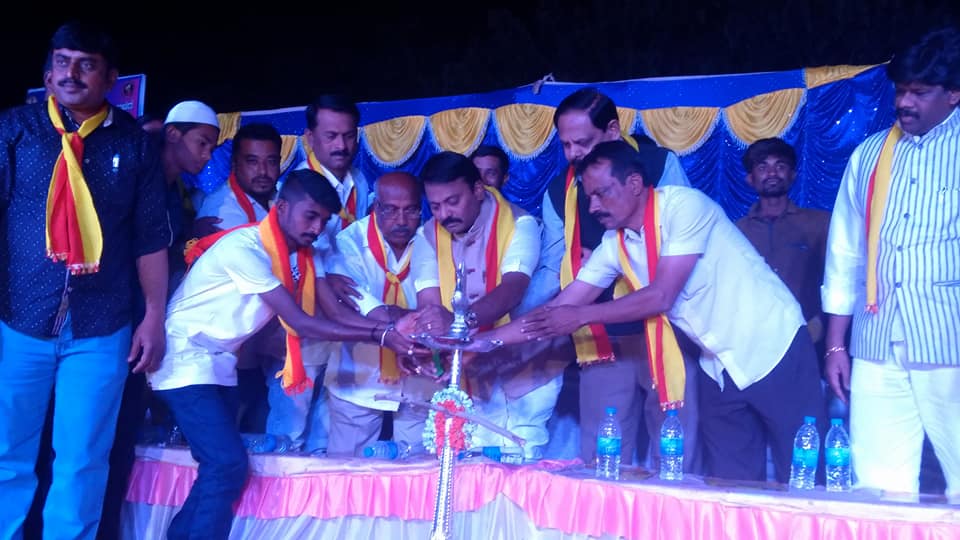MuslimsUnity's tweet photo. ಕೊರಟಗೆರೆಯ ವೈಭವದ ಕನ್ನಡ ರಾಜ್ಯೋತ್ಸವು ದೀಪ ಬೆಳಗಿಸುವ ಮೂಲಕ ಚಾಲನೆ ನೀಡಿದ ಬಹುಜನರ ನಾಯಕರಾದ ಬೊಮ್ಮನಹಳ್ಳಿ ಬಾಬುರವರು...

#BommanahalliBabu https://t.co/2aH2v9cWL3
