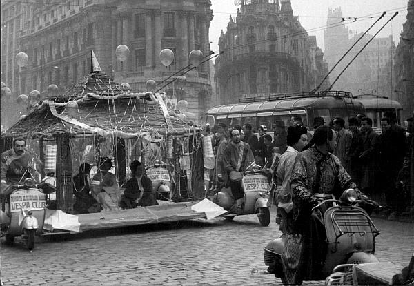 Granviademadrid's tweet photo. ¡Buenos días #Madrid! Seguro que habéis sido muy buenos y esta noche los #ReyesMagos os dejan  muchas regalos. Mirar que imagen tan curiosa de la Cabalgata de 1959. #FelizViernes #GranVia https://t.co/NZysuwHGXC