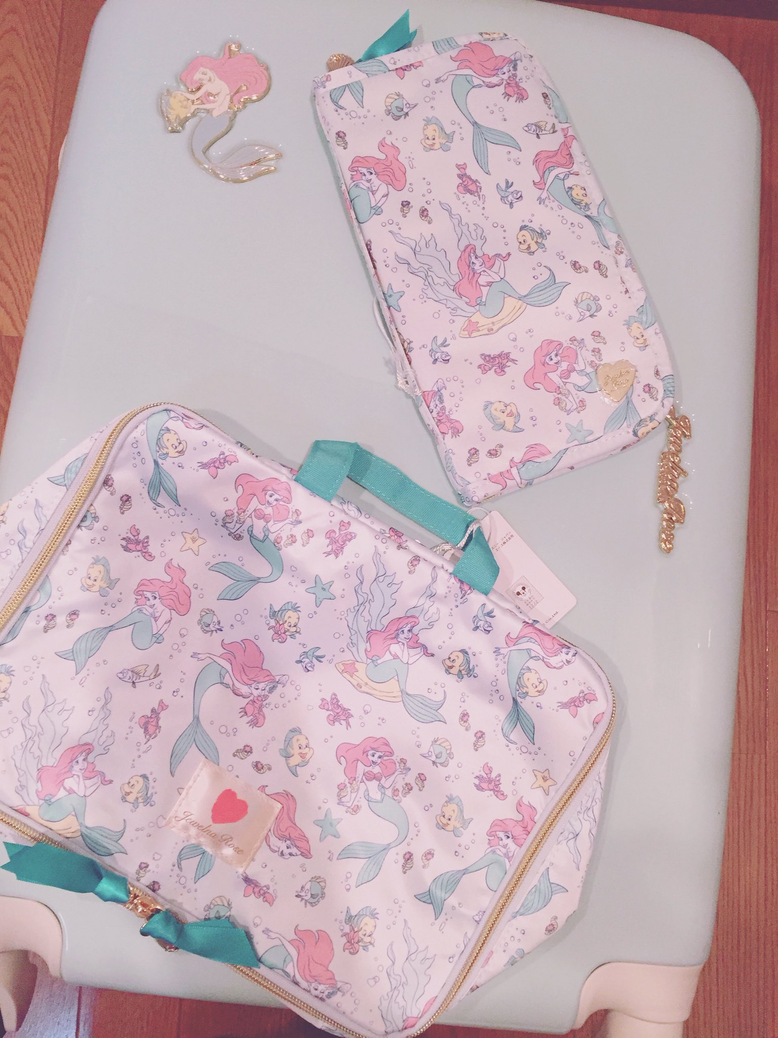 𝚖𝚎𝚛𝚞 やっと開けたジュエルナローズのアリエルキャリーバッグ福袋 大きい方のキャリーバッグにポーチ類6点入りで2万円 すごい 定価ならキャリーバッグ一つと同じ値段 早くこれ持って旅行行きたいな T Co Mc7jqri8d6 Twitter