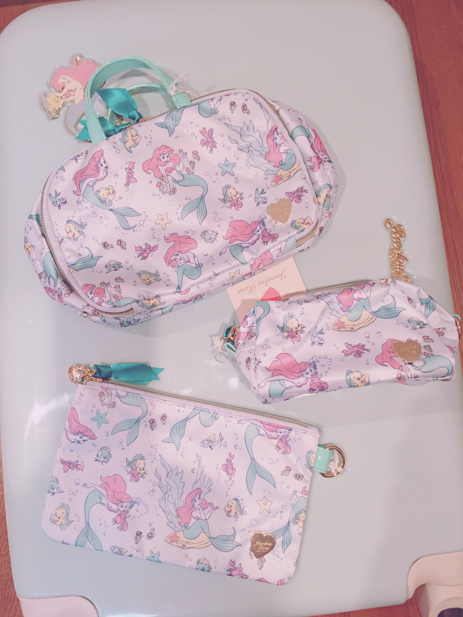 𝚖𝚎𝚛𝚞 やっと開けたジュエルナローズのアリエルキャリーバッグ福袋 大きい方のキャリーバッグにポーチ類6点入りで2万円 すごい 定価ならキャリーバッグ一つと同じ値段 早くこれ持って旅行行きたいな T Co Mc7jqri8d6 Twitter