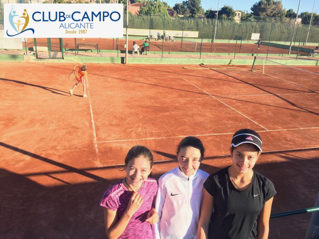 clubdecampoALC's tweet photo. ¡Buenos días! Las alumnas de nuestra escuela de tenis Systenn Tennis disfrutando del entrenamiento en este magnífico y soleado día de invierno antes de que lleguen los Reyes Magos. 

#alicante #costablanca #muchamiel #mutxamel #santjoandalacant #sanjuandealicante https://t.co/Y2n6pypmY5