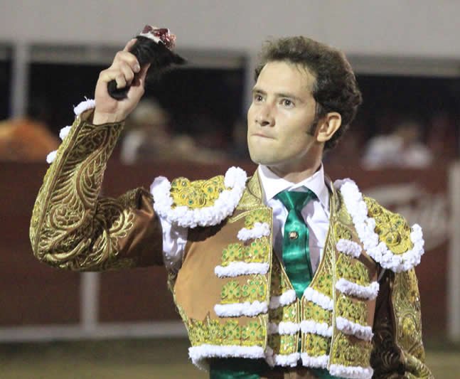 AMÉRICA.- 🇲🇽 Saldívar corta oreja en Yuriria, Gto <a href="/arttSaldivar/">Arturo Saldivar</a> @LaMexicoCom burladero.tv/america1/saldi…