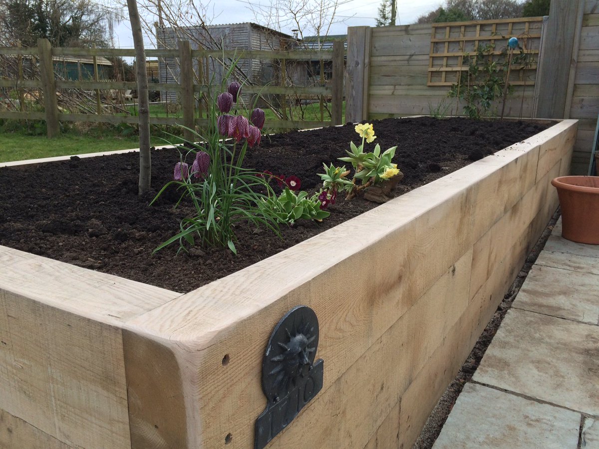 LimeLandscaping's tweet photo. Are  you planning on updating your garden design this year?
We stock softwood and oak sleepers in various different lengths and dimensions.  Prices start at just £10 including VAT.
Sleepers can be used for retaining walls, edges, steps, flower beds, ponds and much more. https://t.co/Gfyu3bBv7t