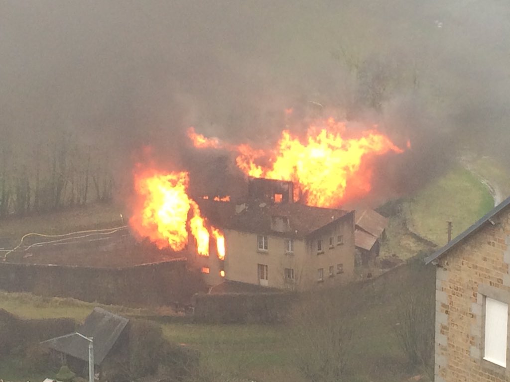 Incendie d'une ancienne usine de draps de laine au cœur des Vaux de Vire. 😢 notre patrimoine industriel...