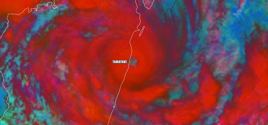 Cycloneoi's tweet photo. L’œil du #cyclone #AVA touche terre au niveau de #Tamatave. Ne sortir sous aucun prétexte durant l'accalmie. Les conditions cycloniques vont reprendre après le passage de l’œil.#Madagascar https://t.co/w7hEDDxbfQ