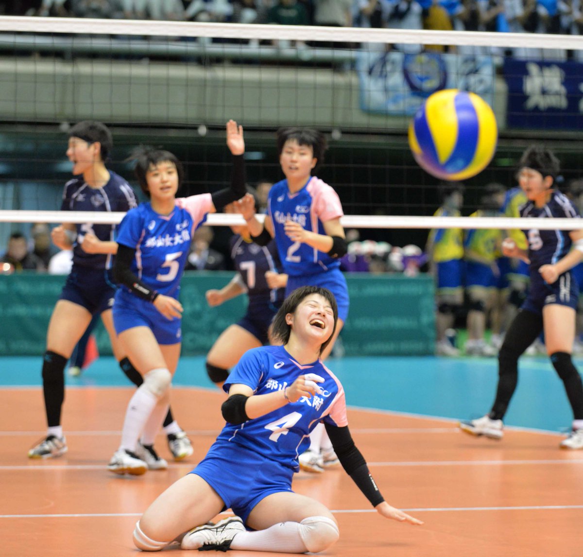 日刊スポーツ新聞社東北取材班 on twitter 春高バレー2018 女子 郡山女大付 が2年連続の16強を逃した 全国総体8強の 柏井 千葉 を相手に第1セット序盤から大差をつけられた 菅野日菜は この仲間がいたからこそ 全国の舞台に立てたし感謝しています 春