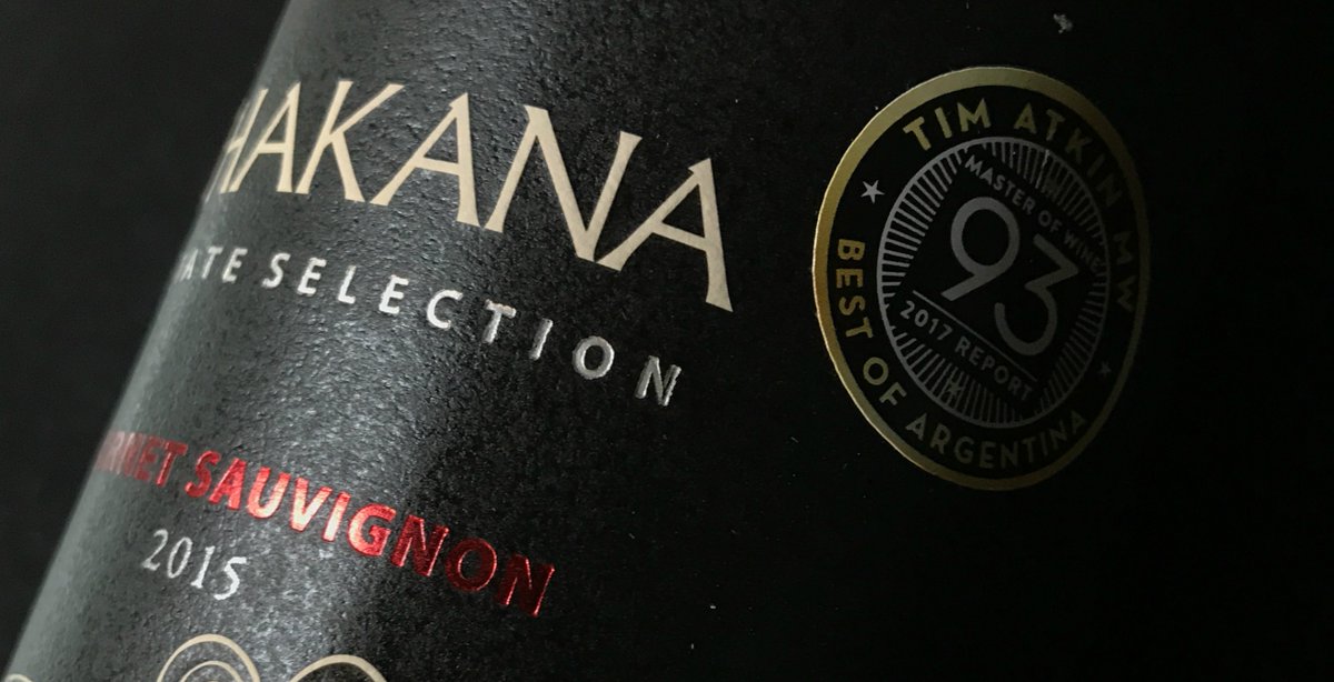 Chileboutique's tweet photo. We vieren het nieuwe jaar met een smaakvolle nieuwkomer. @chakanawines  Estate Selection C. Sauvignon. 5+1 wijn van de maand. Pittige  rode wijn, geurend naar cocos, koffie, zwarte bessen, vol en krachtig,  verfijnde tannines lange afdronk https://t.co/HKyHyhBDwk #winelover https://t.co/PKe8fjHdU2